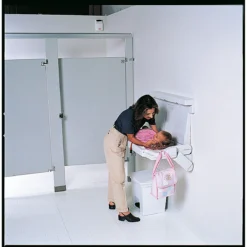 Baby-Wickelstation Rubbermaid®, Für Die Horizontale Wandmontage, Antimikrobiell, Klappbar, Ablage, Halterung Für Bis Zu 40 Unterlagen, PP, Weiß -Geschäft Für Reinigungs- Und Hygieneprodukte baby wickelstation rubbermaid fuer die horizontale wandmontage antimikrobiell klappbar ablage halterung fuer bis zu 40 unterlagen pp weiss img WS 152167 A