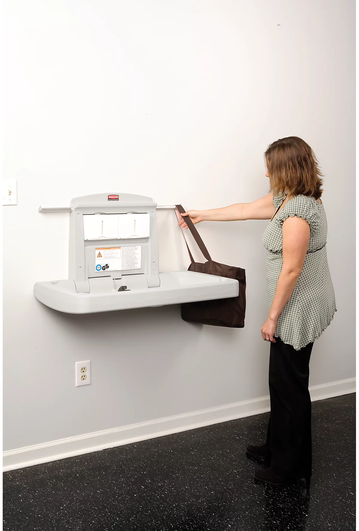 Baby-Wickelstation Rubbermaid®, Für Die Horizontale Wandmontage, Antimikrobiell, Klappbar, Ablage, Halterung Für Bis Zu 40 Unterlagen, PP, Weiß -Geschäft Für Reinigungs- Und Hygieneprodukte baby wickelstation rubbermaid fuer die horizontale wandmontage antimikrobiell klappbar ablage halterung fuer bis zu 40 unterlagen pp weiss img WS 152167 B