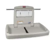 Baby-Wickelstation Rubbermaid®, Für Die Horizontale Wandmontage, Antimikrobiell, Klappbar, Ablage, Halterung Für Bis Zu 40 Unterlagen, PP, Weiß
