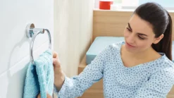 Handtuchhalter-Ring Tesa Smooz, Befestigung Ohne Bohren, Ablösbar, Chrom -Geschäft Für Reinigungs- Und Hygieneprodukte handtuchhalter ring tesa smooz befestigung ohne bohren abloesbar chrom img SI 659333 G