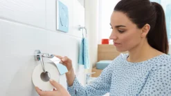 WC-Papierrollenhalter Tesa Smooz, Befestigung Ohne Bohren, Ablösbar, Mit Deckel 6 WC-Papierrollenhalter Tesa Smooz, Befestigung Ohne Bohren, Ablösbar, Mit Deckel -Geschäft Für Reinigungs- Und Hygieneprodukte wc papierrollenhalter tesa smooz befestigung ohne bohren abloesbar mit deckel img SI 659334 G